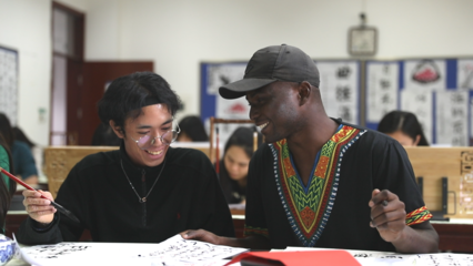 外國(guó)小哥學(xué)習(xí)書(shū)法 感嘆中華文化博大精深 誓做中華文化傳播者_(dá)fororder_截圖2